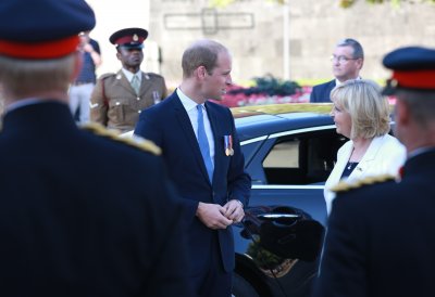 Prinz William  steigt aus dem Wagen, Ministerpräsidentin Hannelore Kraft begrüßt ihn