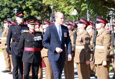 Prinz William schreitet an der Brigade vorbei