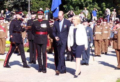 Prinz William und Ministerpräsidentin Hannelore Kraft schreiten an der Brigade vorbei