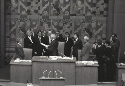 Das Bild zeigt das 1. Kabinett von Ministerpräsident Rau bei der Vereidigung.