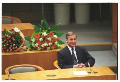 Das Bild zeigt Wolfgang Clement nach seiner Wahl zum Ministerpräsidenten 1998 auf der Kabinettbank im nordhrein-westfälischen Landtag.