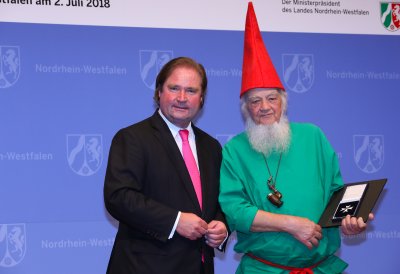 Minister der Finanzen, Lutz Lienenkämper, überreicht den Verdienstorden des Landes Nordrhein-Westfalen