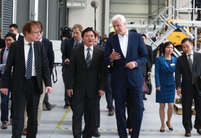 Minister Duin und Generalkonsul Feng besuchen XCMG Europe