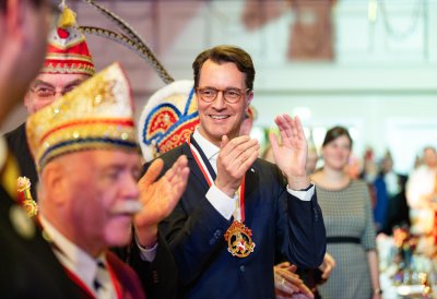Ministerpräsident Hendrik Wüst verleiht den Karnevalsorden der Landesregierung an Kindertollitäten aus Nordrhein-Westfalen