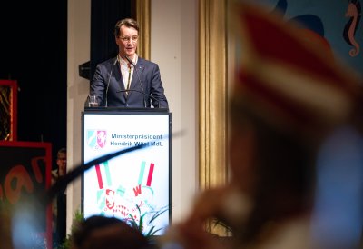 Ministerpräsident Hendrik Wüst verleiht den Karnevalsorden der Landesregierung an Kindertollitäten aus Nordrhein-Westfalen