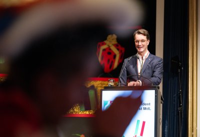 Ministerpräsident Hendrik Wüst verleiht den Karnevalsorden der Landesregierung an Kindertollitäten aus Nordrhein-Westfalen