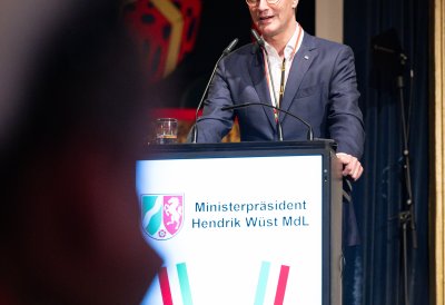 Ministerpräsident Hendrik Wüst verleiht den Karnevalsorden der Landesregierung an Kindertollitäten aus Nordrhein-Westfalen