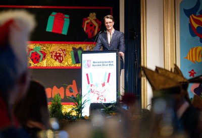 Ministerpräsident Hendrik Wüst verleiht den Karnevalsorden der Landesregierung an Kindertollitäten aus Nordrhein-Westfalen