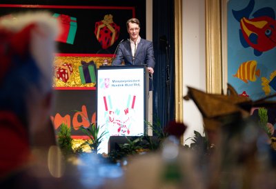 Ministerpräsident Hendrik Wüst verleiht den Karnevalsorden der Landesregierung an Kindertollitäten aus Nordrhein-Westfalen