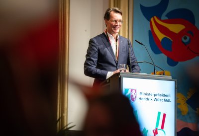 Ministerpräsident Hendrik Wüst verleiht den Karnevalsorden der Landesregierung an Kindertollitäten aus Nordrhein-Westfalen