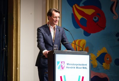 Ministerpräsident Hendrik Wüst verleiht den Karnevalsorden der Landesregierung an Kindertollitäten aus Nordrhein-Westfalen