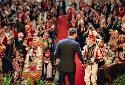 Ministerpräsident Hendrik Wüst verleiht den Karnevalsorden der Landesregierung an Kindertollitäten aus Nordrhein-Westfalen