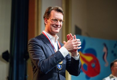 Ministerpräsident Hendrik Wüst verleiht den Karnevalsorden der Landesregierung an Kindertollitäten aus Nordrhein-Westfalen