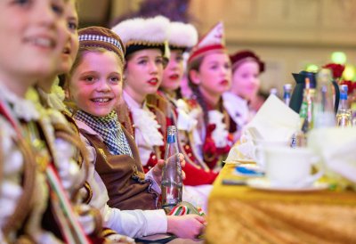 Ministerpräsident Hendrik Wüst verleiht den Karnevalsorden der Landesregierung an Kindertollitäten aus Nordrhein-Westfalen