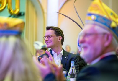 Ministerpräsident Hendrik Wüst verleiht den Karnevalsorden der Landesregierung an Kindertollitäten aus Nordrhein-Westfalen