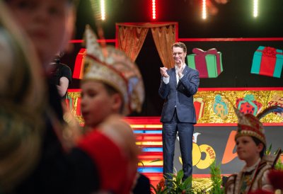 Ministerpräsident Hendrik Wüst verleiht den Karnevalsorden der Landesregierung an Kindertollitäten aus Nordrhein-Westfalen