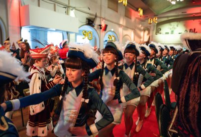 Ministerpräsident Hendrik Wüst verleiht den Karnevalsorden der Landesregierung an Kindertollitäten aus Nordrhein-Westfalen