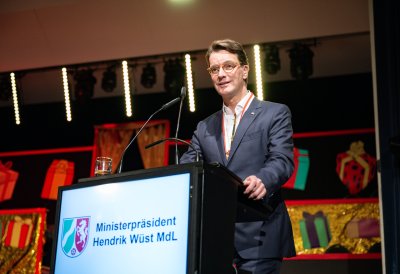 Ministerpräsident Hendrik Wüst verleiht den Karnevalsorden der Landesregierung an Kindertollitäten aus Nordrhein-Westfalen