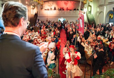 Ministerpräsident Hendrik Wüst verleiht den Karnevalsorden der Landesregierung an Kindertollitäten aus Nordrhein-Westfalen