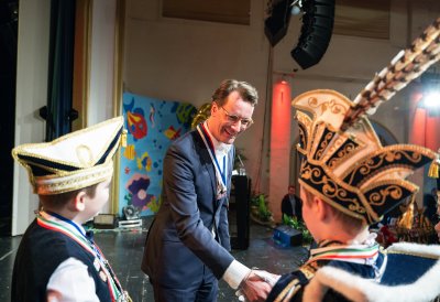 Ministerpräsident Hendrik Wüst verleiht den Karnevalsorden der Landesregierung an Kindertollitäten aus Nordrhein-Westfalen