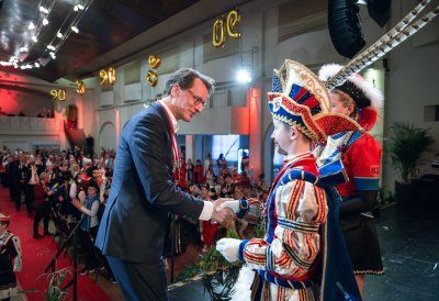Ministerpräsident Hendrik Wüst verleiht den Karnevalsorden der Landesregierung an Kindertollitäten aus Nordrhein-Westfalen