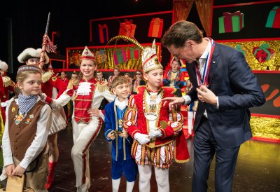 Ministerpräsident Hendrik Wüst verleiht den Karnevalsorden der Landesregierung an Kindertollitäten aus Nordrhein-Westfalen