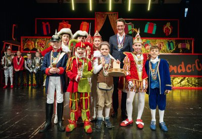 Ministerpräsident Hendrik Wüst verleiht den Karnevalsorden der Landesregierung an Kindertollitäten aus Nordrhein-Westfalen
