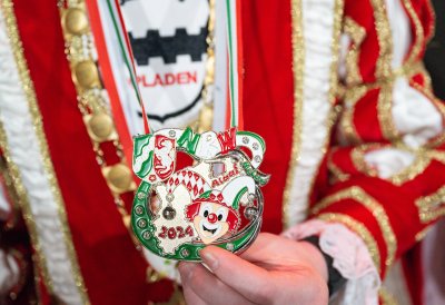 Ministerpräsident Hendrik Wüst verleiht den Karnevalsorden der Landesregierung an Kindertollitäten aus Nordrhein-Westfalen