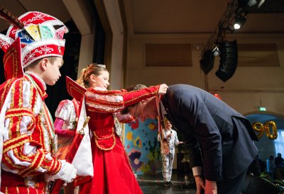 Ministerpräsident Hendrik Wüst verleiht den Karnevalsorden der Landesregierung an Kindertollitäten aus Nordrhein-Westfalen