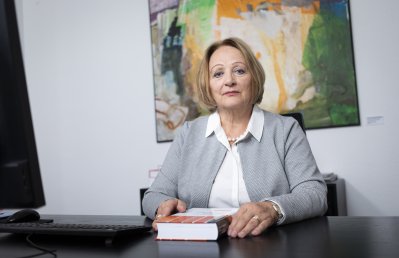 phb Sabine Leutheusser-Schnarrenberger, neutral, sitzend Schreibtisch (2021)