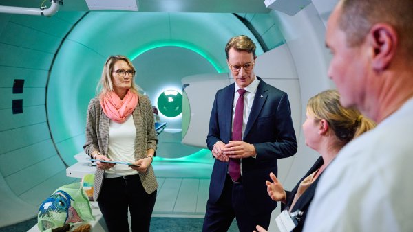 Ministerpräsident Wüst informiert sich im Protonentherapiezentrum WPE in Essen über die Behandlung von Krebserkrankungen