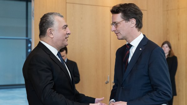 Ministerpräsident Hendrik Wüst trifft den türkischen Botschafter Ahmet Basar Sen und trägt sich in Kondolenzbuch für Opfer der Erdbeben ein