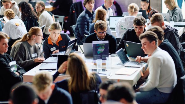 Erster „AzubiTrain“ – Hackathon unterstützt Auszubildende beim verantwortungsvollen Umgang mit Künstlicher Intelligenz
