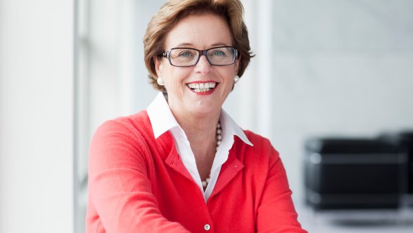 Porträtfoto von Ministerin Schäfer