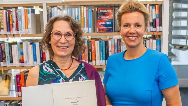 Ministerin Brandes mit Preisträgerin Tanya Lieske
