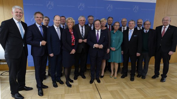 Gruppenbild mit Ministerpräsident Armin Laschet