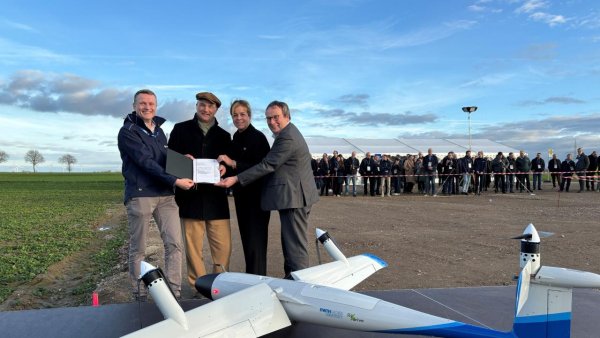 Gruppenfoto auf einem Drohnen-Fligplatz