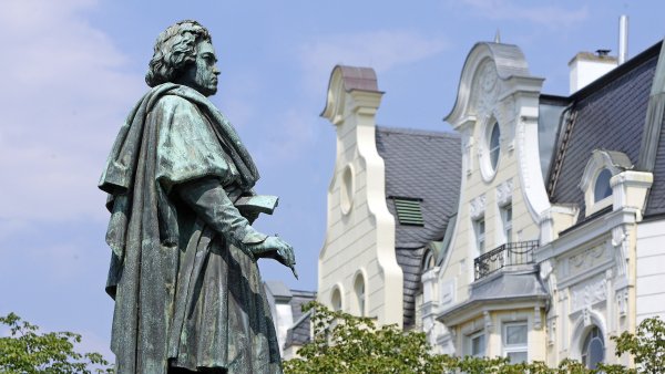 Das Bild zeigt das Beethoven-Denkmal in Bonn
