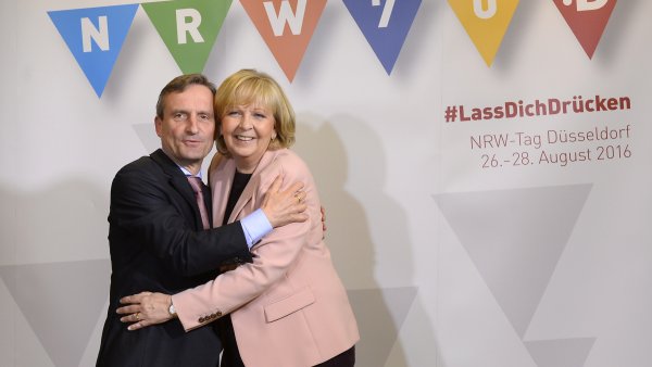 OB Geisel und MP Kraft umarmen sich