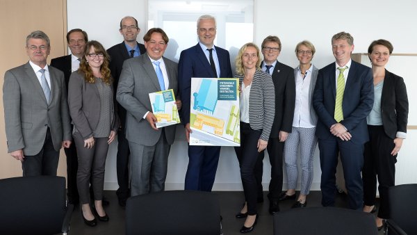  Wirtschaftsminister Garrelt Duin nimmt Abschlussbericht der Potenzialanalyse für den Standort Ibbenbüren entgegen