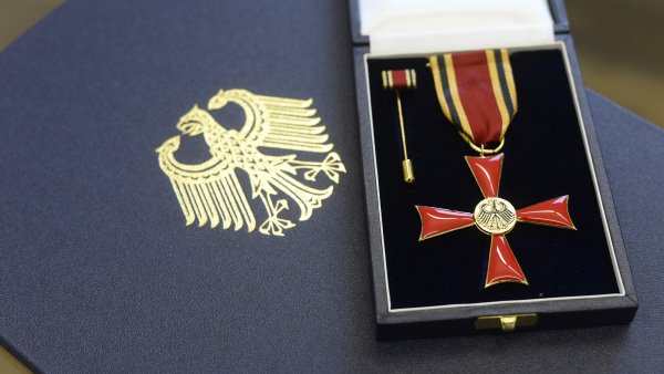 Verdienstkreuz am Bande des Verdienstordens der Bundesrepublik Deutschland an Leonhard Kuckart
