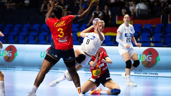 Spielerinnen der deutschen Handball-Nationalmannschaft in weißen Trikots spielen Handball gegen Spielerinnen in rot-schwarz
