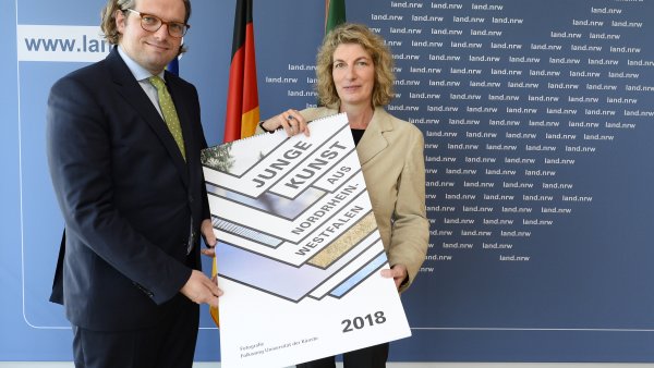 Staatskanzlei und Folkwang Universität der Künste Essen stellen den Fotografie-Kalender 2018 vor