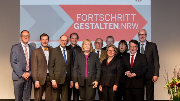 Gruppenbild mit Ministerpräsidentin Hannelore Kraft und weiteren Kabinettmitgliedern beim Zukunftkongress "Fortschritt.Gestalten" am 19. Januar 2017 in Düsseldorf
