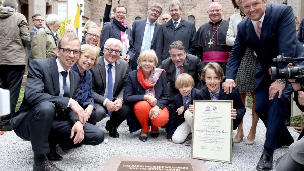 Das Bild zeigt Ministerpräsidentin Kraft in der Mitte sowie weitere Personen bei der Urkundenübergabe.