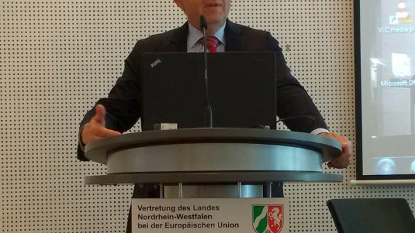 Das Foto zeigt den NRW-Finanzminister bei einer Rede an einem Pult.
