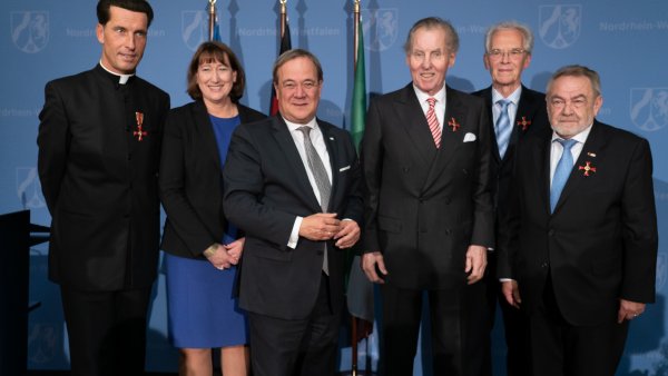 Ministerpräsident Laschet händigt engagierten Bürgern den Bundesverdienstorden aus