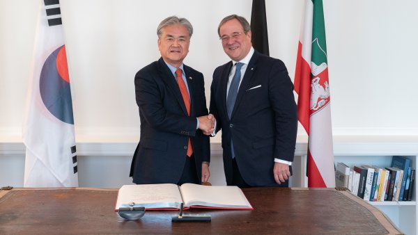 Ministerpräsident Armin Laschet empfängt den Botschafter der Republik Korea in Deutschland zu seinem Antrittsbesuch