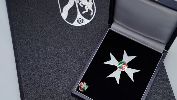 Der Landesverdienstorden von oben fotografiert