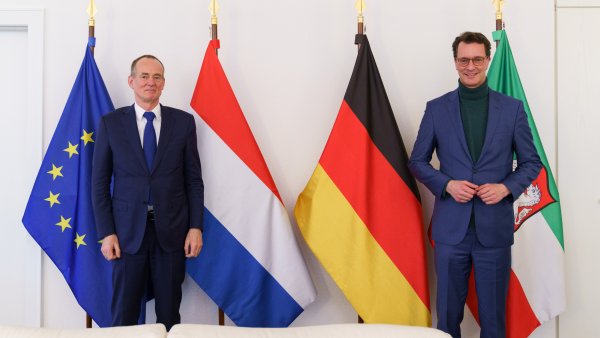 Gruppenfoto vort Flaggen